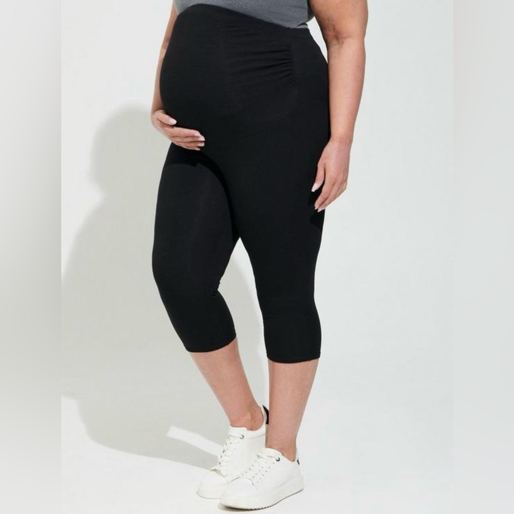 Torrid - Sz 1 Black Maternity Pedal Pusher Leggings